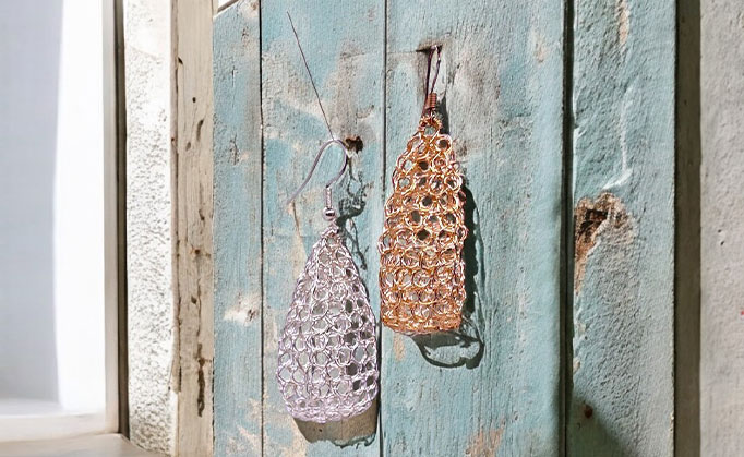 Pendientes de bisutería tejida a mano con diseño en dorado o plateado. Material cobre, modelo Noe.