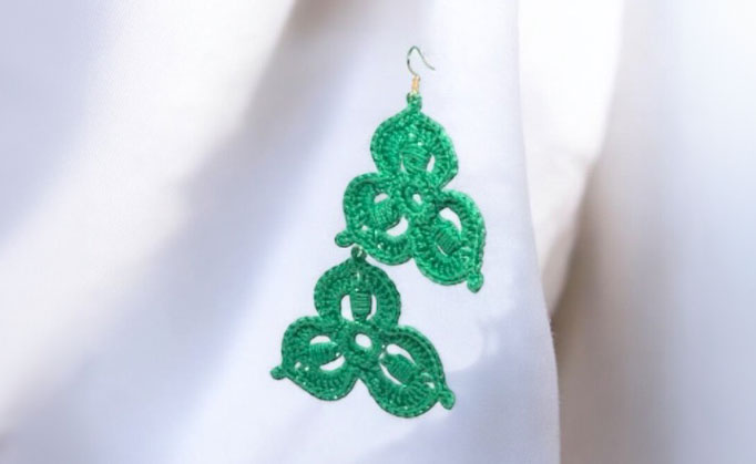 Pendientes modelo Susi en crochet, diseño de orquídea, hechos con hilo perlé y gancho fino.