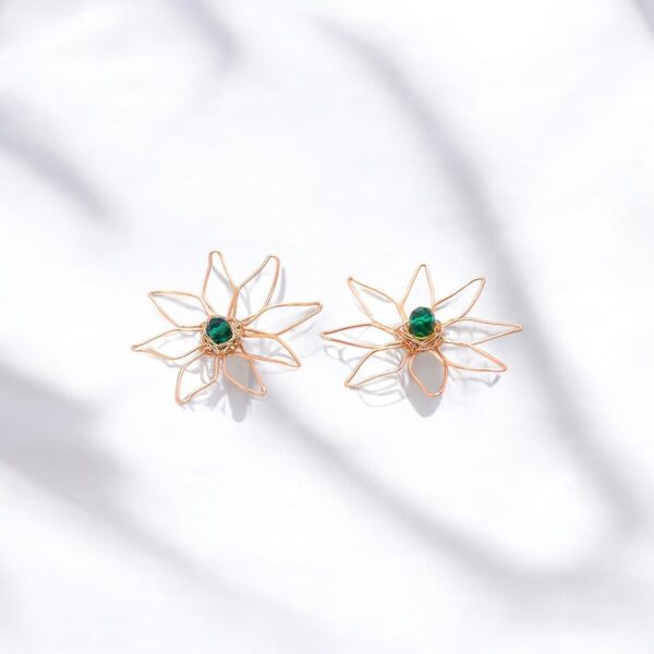 Pendientes modelo Zoe de alambre de cobre con piedra verde, hechos a mano y de estilo moderno.
