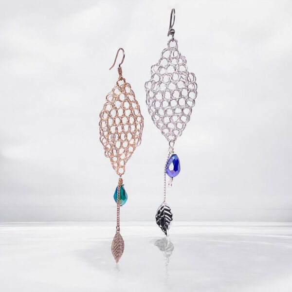 Pendientes Almu de alambre plateado con crochet y abalorio azul, diseño artesanal