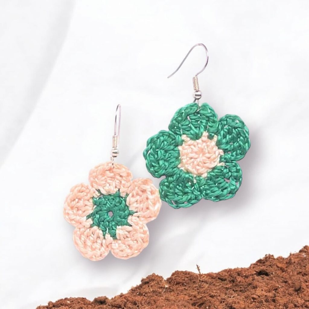 Pendientes tejido con la técnica de crochet estilo margarita en algodón,con hilos perlé en tonos crudos y verde.