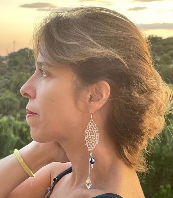 Pendientes Almu de alambre plateado con crochet y abalorio azul, diseño artesanal