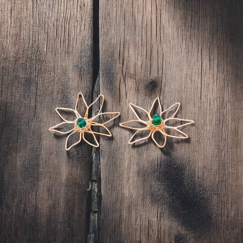 Pendientes modelo Zoe hechos a mano con alambre de cobre y perla verde.Diseño handmade inspirado en la naturaleza,exclusivo de SomosCoquettas