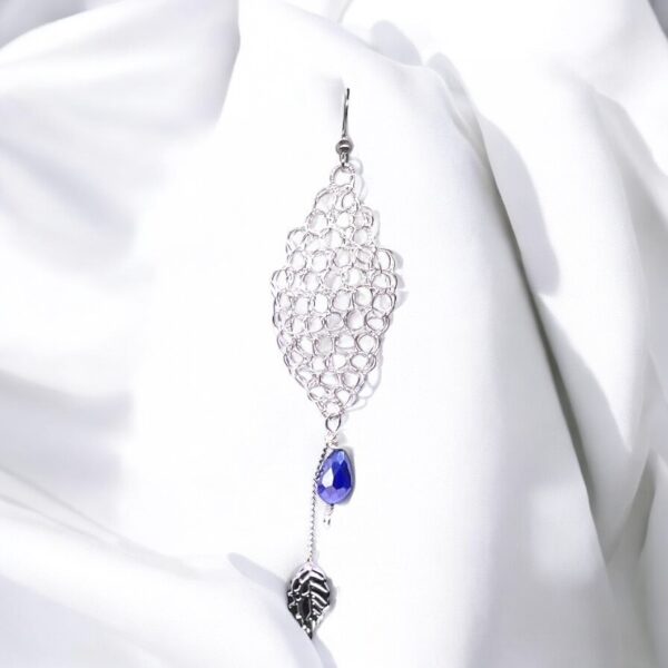 Aretes largos de alambre plateado en forma de rombo con diseño crochet, decorados con un abalorio azul y detalle colgante de hoja, elegantes y únicos.