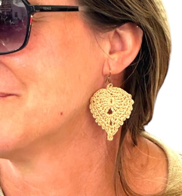 Pendientes Monica confeccionado a crochet en hilo de perlé dorado lifestyle