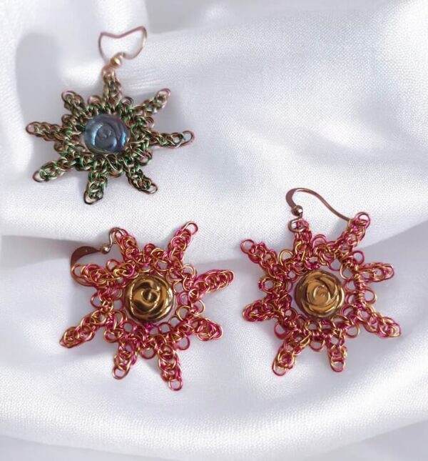aretes Alis corto elaborado con alambre a doble color con piedra dorada incorporada en el centro a modo abalorio.