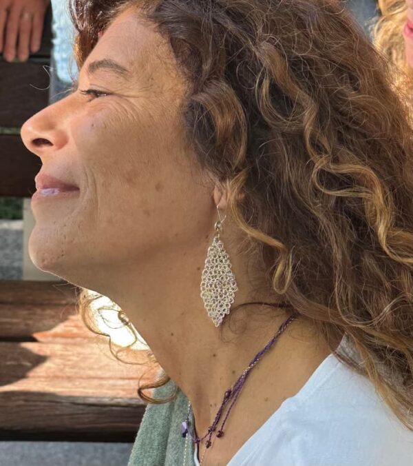 Pendientes Gabriela en acabado plateado con tejido en punto andino.
