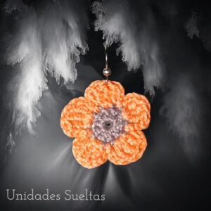 Pendiente Margarita hecho a mano en hilo coral con centro gris perla. Joya ligera y versátil para añadir color suave a tu día a día.