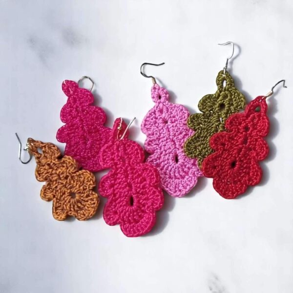 Conjunto de pendientes Mercedes de distintos colores a elegir con diseño de hoja en hilo perlé.