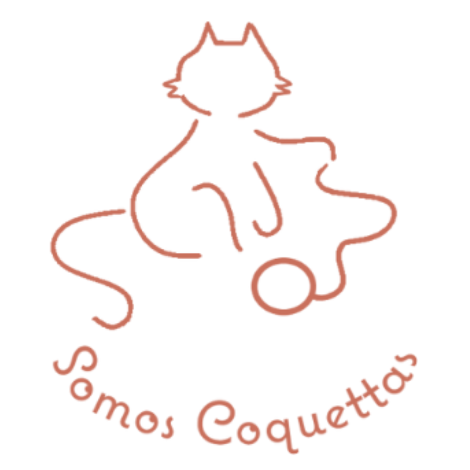 Logo de SomosCoquettas: gato con ovillo y lettering Somos Coquettas en terracota